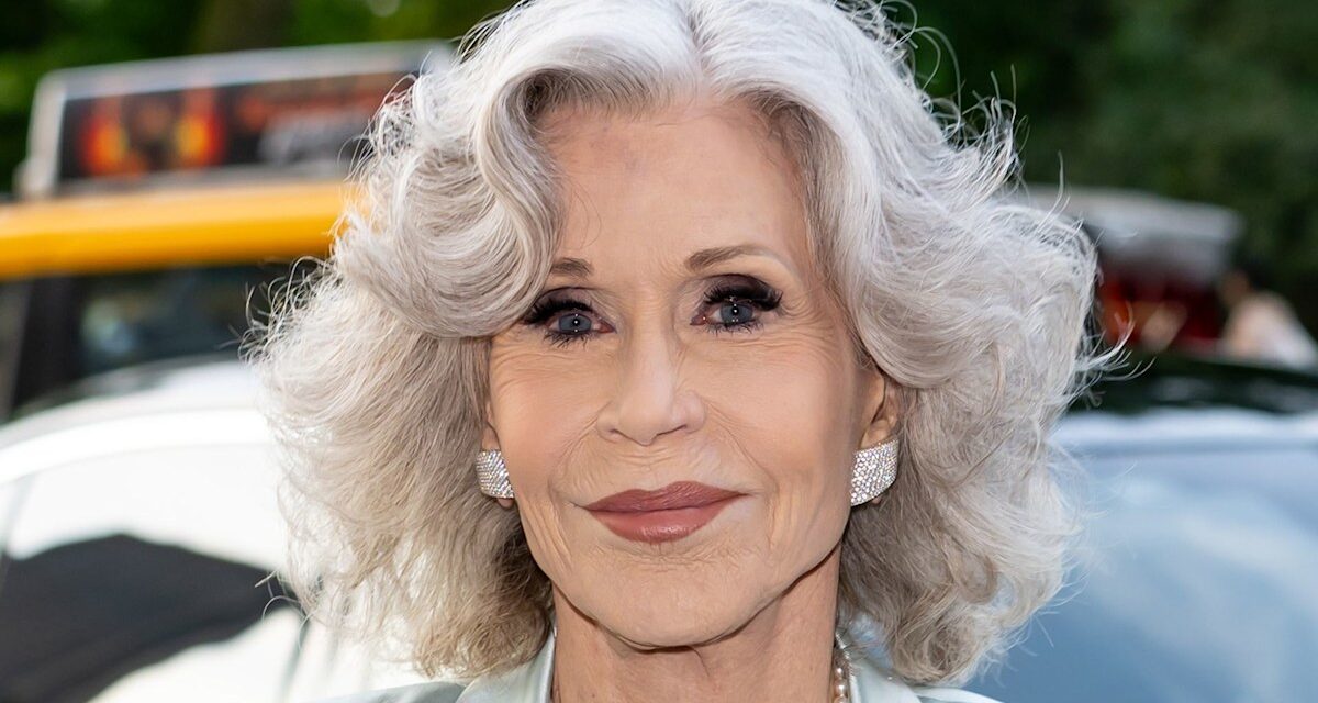 Jane Fonda, 87 ans, est incroyable dans un tailleur-pantalon rouge feu lors d&rsquo;une soirée de fête avec Jamie Lee Curtis