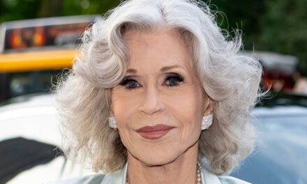 Jane Fonda, 87 ans, est incroyable dans un tailleur-pantalon rouge feu lors d&rsquo;une soirée de fête avec Jamie Lee Curtis