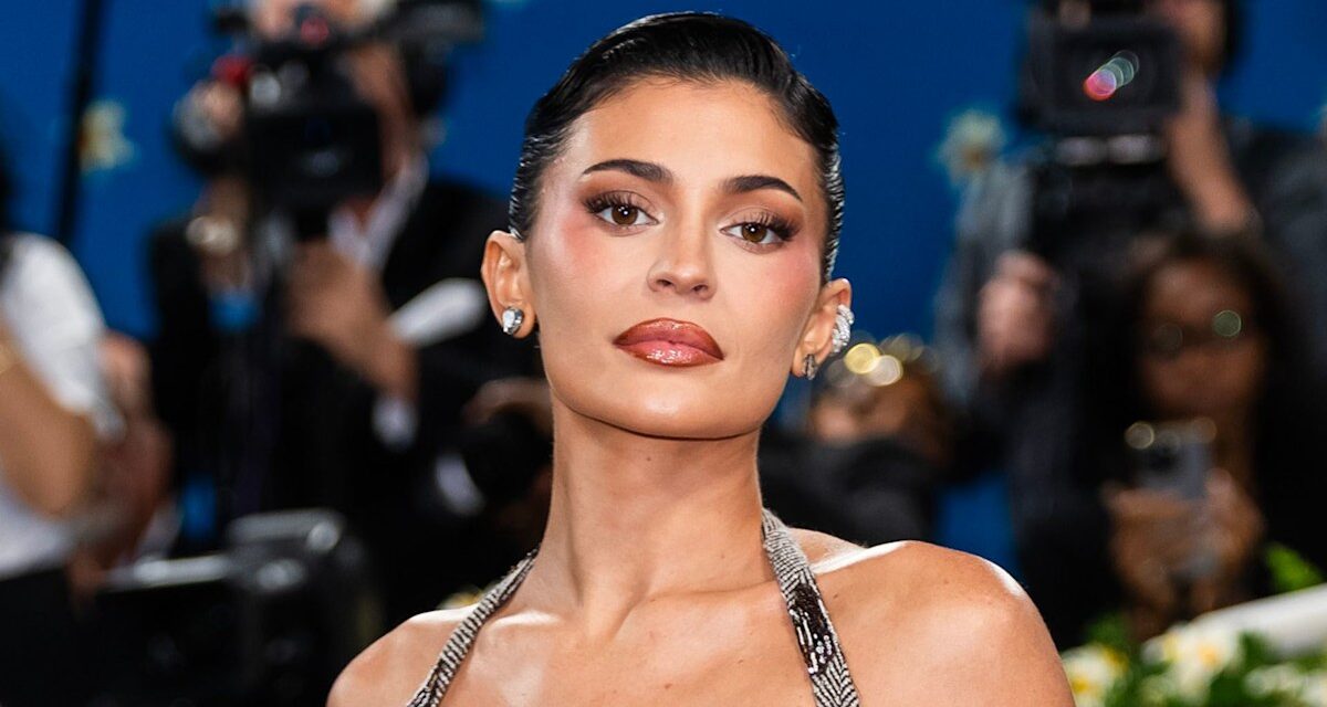 Kylie Jenner redéfinit la classique « Petite robe noire » dans une version micro mini-découpée