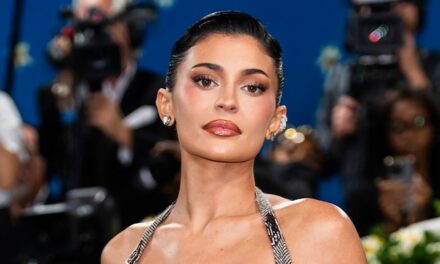 Kylie Jenner redéfinit la classique « Petite robe noire » dans une version micro mini-découpée