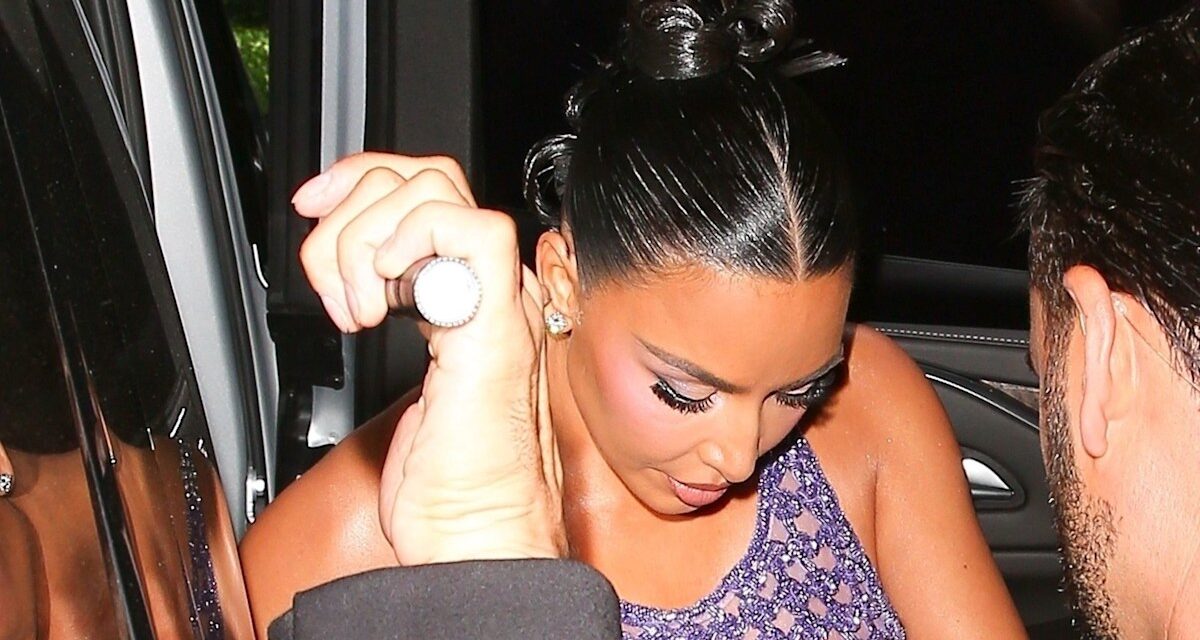 Kim Kardashian étonne dans sa robe « nue » dos nu – après avoir clarifié son statut d&rsquo;avocat
