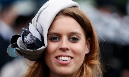 La princesse Béatrice souriante fait une rare apparition après la perte des titres de son père