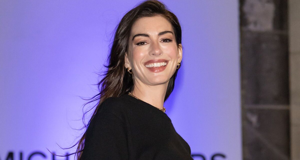 La robe d&rsquo;anniversaire rétro d&rsquo;Anne Hathaway a défendu la tendance « les sous-vêtements comme vêtements d&rsquo;extérieur »