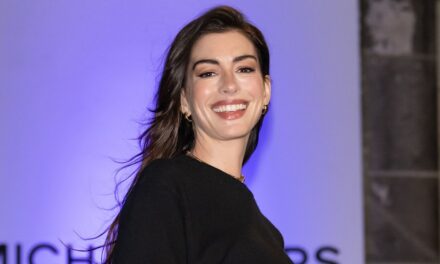 La robe d&rsquo;anniversaire rétro d&rsquo;Anne Hathaway a défendu la tendance « les sous-vêtements comme vêtements d&rsquo;extérieur »