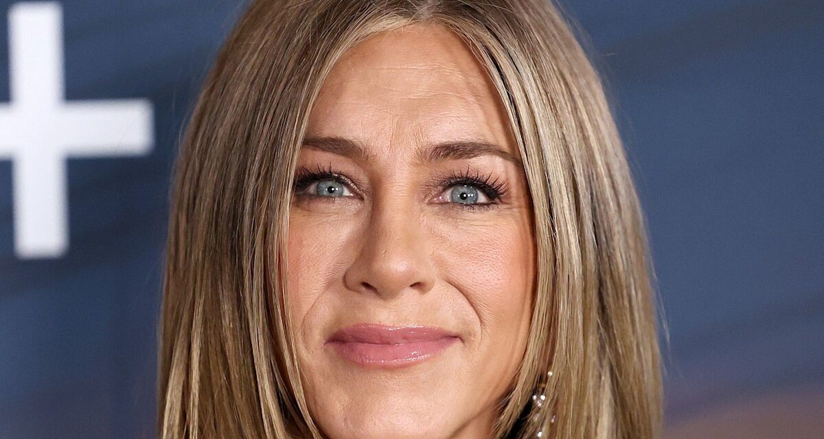 Jennifer Aniston rend les fans fous alors qu&rsquo;elle officialise sa romance avec Jim Curtis