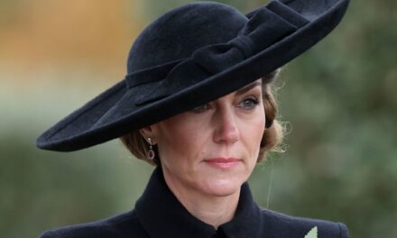 La solennelle Kate Middleton a l&rsquo;air balayée par le vent dans sa robe à franges et son plus grand chapeau de 2025