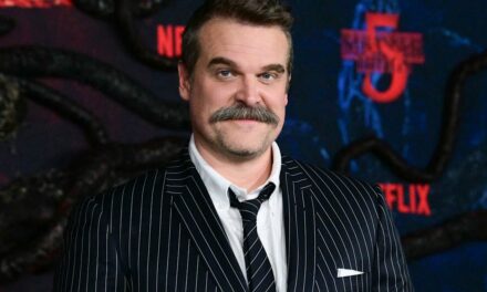 David Harbour regarde des mondes loin de Stranger Things dans de nouvelles photos méconnaissables