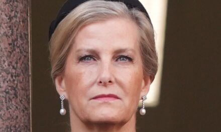 La duchesse en larmes Sophie porte une élégante robe-manteau ornée de broderies florales