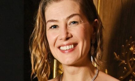 Rencontrez Robie Uniacke, le petit ami de l&rsquo;homme d&rsquo;affaires de Rosamund Pike – et pourquoi ils ne se sont pas mariés