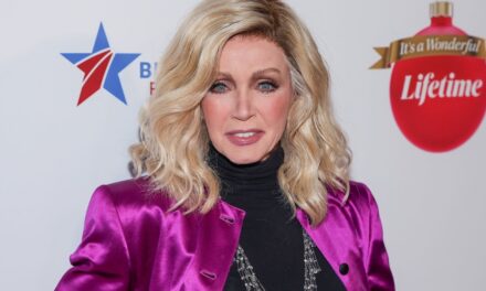 La star de Knots Landing, Donna Mills, révèle une rencontre terrifiante avec un harceleur