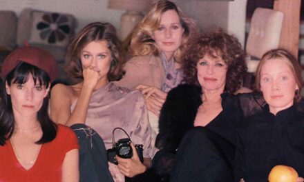 Ce mannequin et star du cinéma des années 70 a toujours l&rsquo;air intemporel à 82 ans