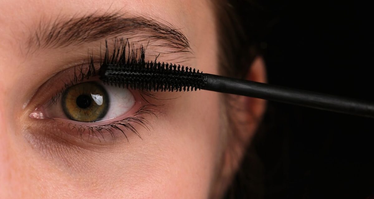 J&rsquo;ai perdu mes cils pendant la périménopause – voici ce qui les a sauvés