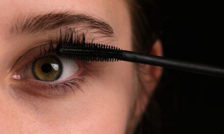 J&rsquo;ai perdu mes cils pendant la périménopause – voici ce qui les a sauvés