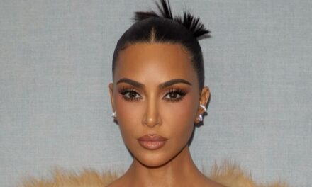 Kim Kardashian donne une touche automnale à la « robe nue » avec un look dos nu au crochet