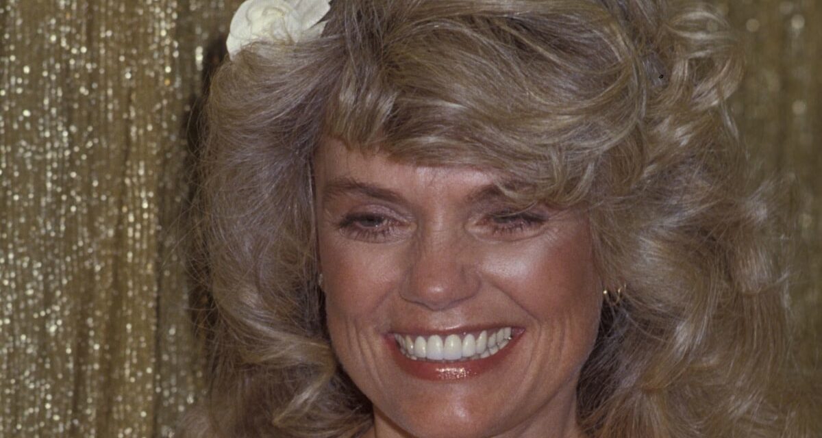 La sirène des années 70 est incroyable en robe nue lors d&rsquo;une apparition glamour