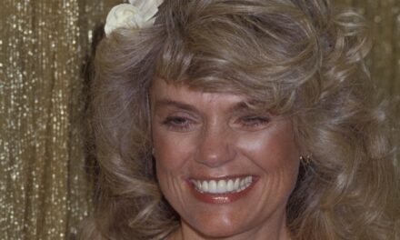 La sirène des années 70 est incroyable en robe nue lors d&rsquo;une apparition glamour