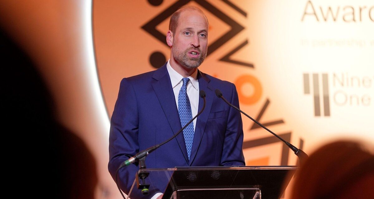 Le prince William rejoint sa cousine royale Zara Tindall alors qu&rsquo;ils se dirigent vers les Tusk Awards – meilleures photos