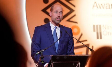 Le prince William rejoint sa cousine royale Zara Tindall alors qu&rsquo;ils se dirigent vers les Tusk Awards – meilleures photos