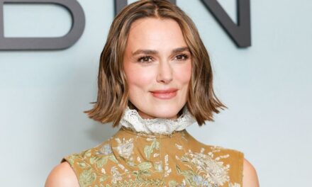La frange noir de jais de Keira Knightley est la tendance capillaire hivernale maussade que nous n&rsquo;avions pas vue venir