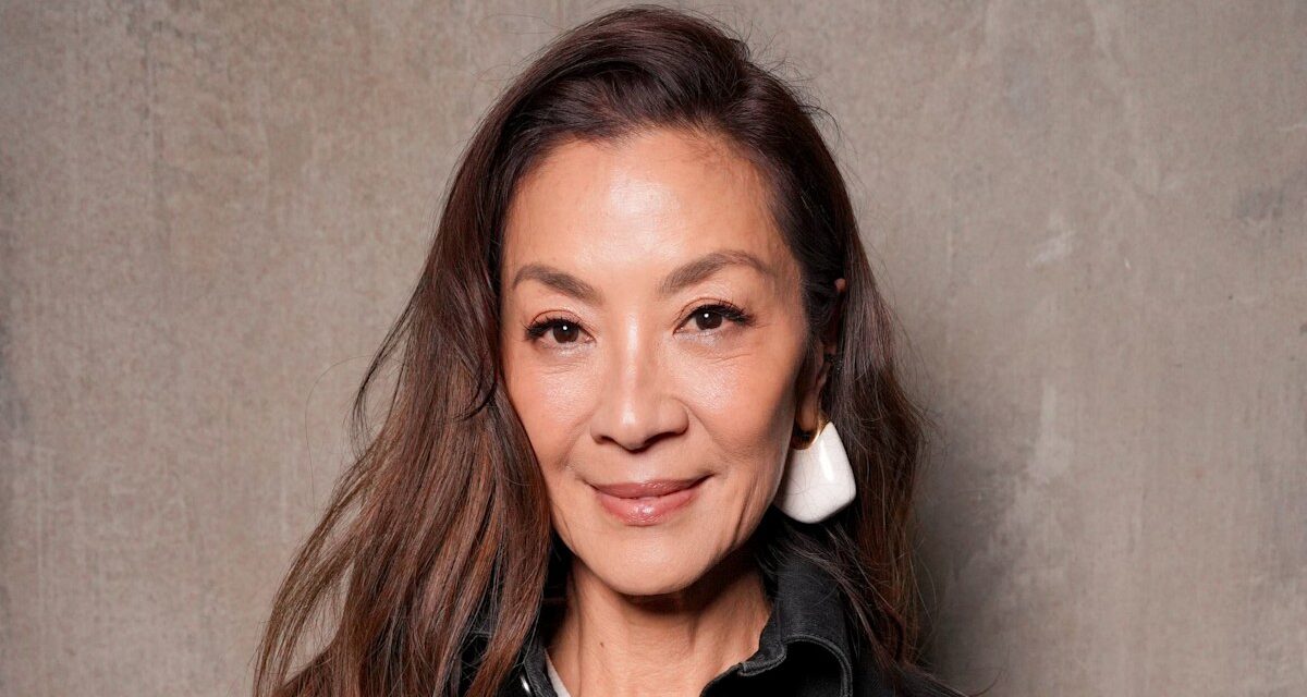 Michelle Yeoh affiche une peau impeccable et sans maquillage à 63 ans