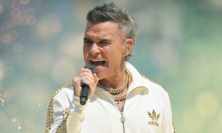 Robbie Williams, 51 ans, craint de « devenir aveugle » à cause des injections de perte de poids alors qu&rsquo;il lance un avertissement aux fans