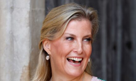 La duchesse Sophie incarne le luxe royal dans une robe en velours et des escarpins à paillettes