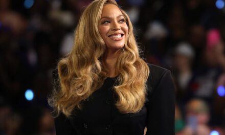 Beyoncé grésille au Grand Prix de F1 dans deux tenues plongeantes sur le thème du sport automobile