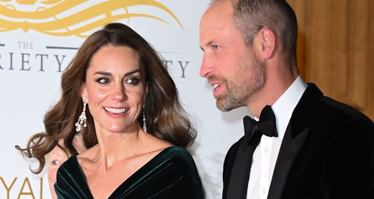 Le regard amoureux de Kate Middleton pour le prince William alors qu&rsquo;ils assistent au Royal Variety Performance – meilleures photos