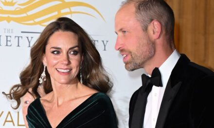 Le regard amoureux de Kate Middleton pour le prince William alors qu&rsquo;ils assistent au Royal Variety Performance – meilleures photos
