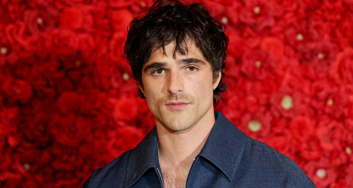 Jacob Elordi semble totalement méconnaissable sur une photo d&rsquo;école refaite à neuf