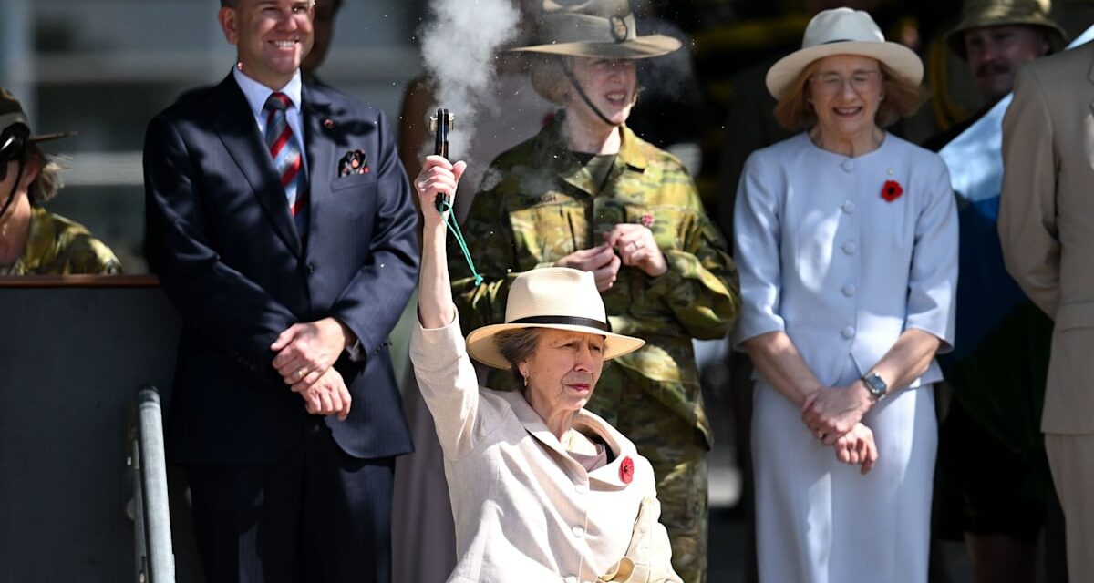 La princesse Anne photographiée tirant avec un pistolet de départ lors d&rsquo;une journée bien remplie en Australie