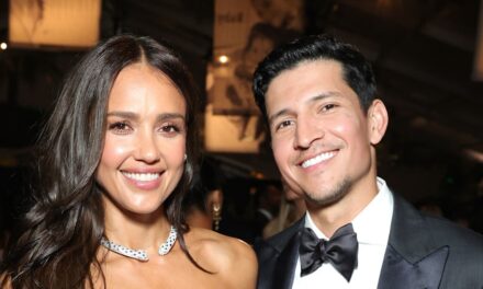 Jessica Alba et son petit ami Danny Ramirez officialisent leur première publication sur les réseaux sociaux