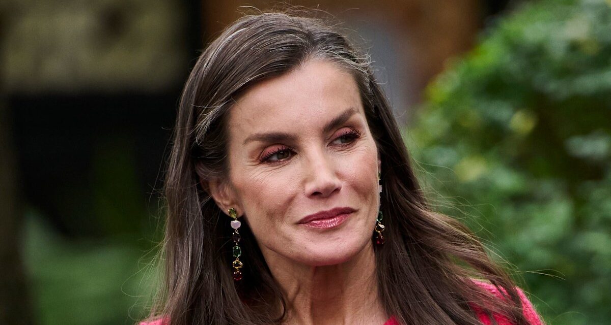 La reine Letizia recycle une robe dos nu d&rsquo;il y a 4 ans – et elle est recouverte de plumes