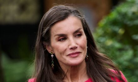 La reine Letizia recycle une robe dos nu d&rsquo;il y a 4 ans – et elle est recouverte de plumes