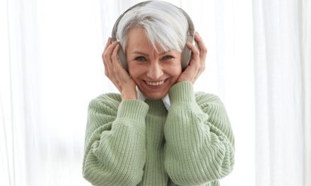 La perte auditive liée à l’âge peut-elle être inversée ? Un expert intervient