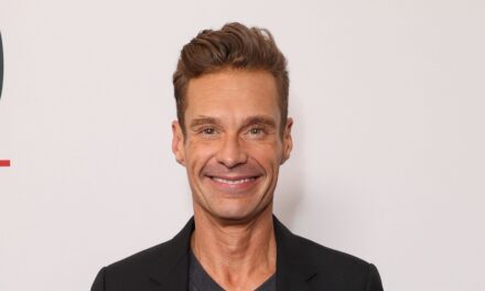 Regarder: Ryan Seacrest, déchiré, affiche des muscles saillants dans une nouvelle vidéo d&rsquo;entraînement qui suscite une grande réaction