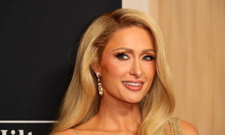 Londres, la fille de Paris Hilton, prend son héritage sur de nouvelles photos alors qu&rsquo;elle célèbre son 2e anniversaire