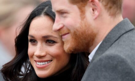 Meghan Markle embrasse le prince Harry lors du premier aperçu du spécial vacances de Netflix