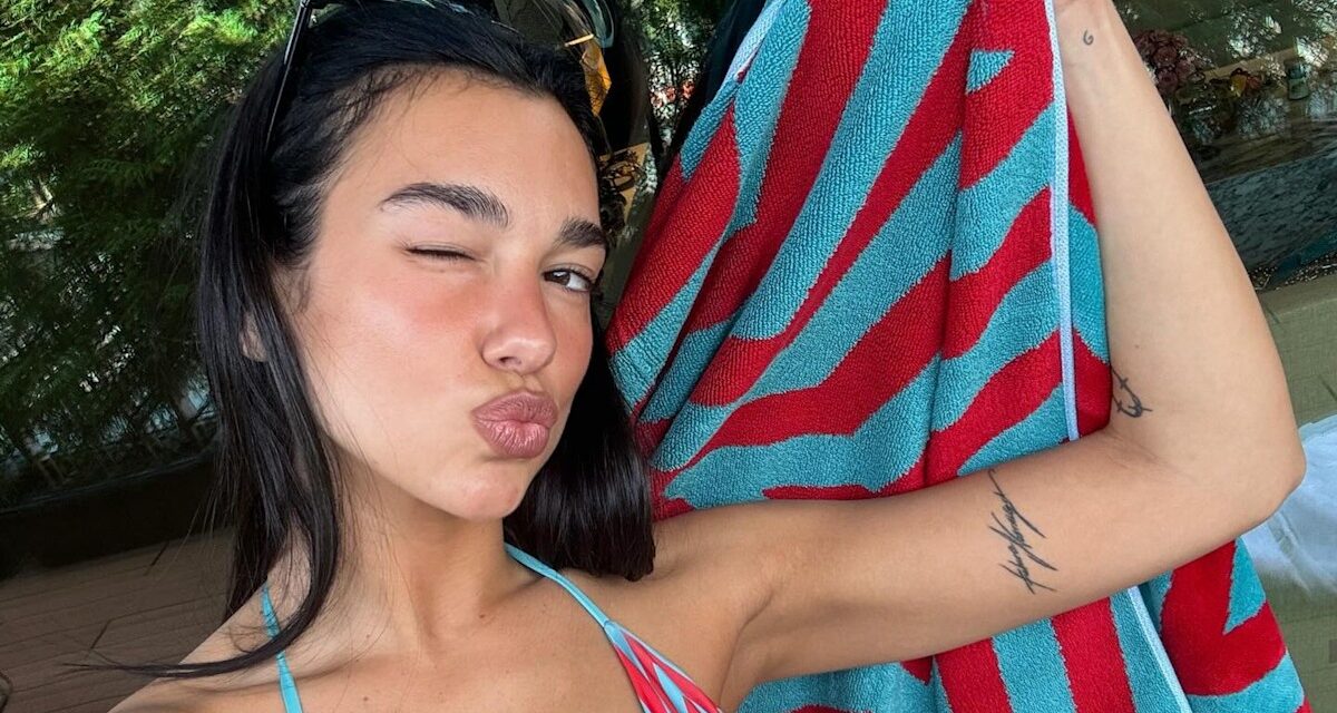 La garde-robe hivernale de Dua Lipa comprend de petits bikinis, des soutiens-gorge à paillettes et de gros colliers à breloques