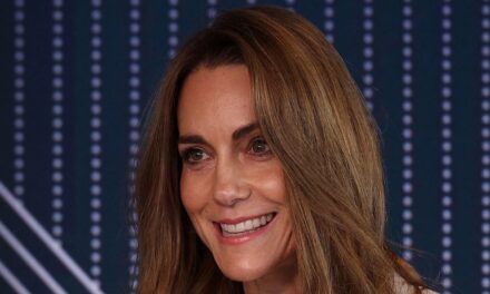 Kate Middleton montre la manière royale de porter un buste à volants – même au travail