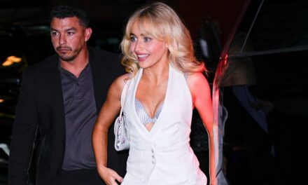 Sabrina Carpenter annonce une mise à jour majeure de sa vie en mini-jupe à imprimé léopard