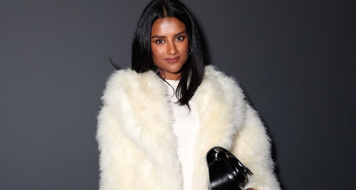 Simone Ashley respire la nostalgie des années 80 en corsaire et en talons