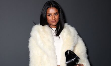 Simone Ashley respire la nostalgie des années 80 en corsaire et en talons