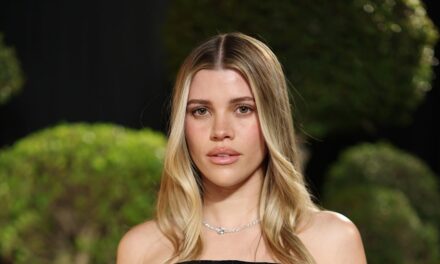 Sofia Richie est éblouissante dans une robe bustier à basque pour célébrer l&rsquo;anniversaire de son mari Elliot Grainge