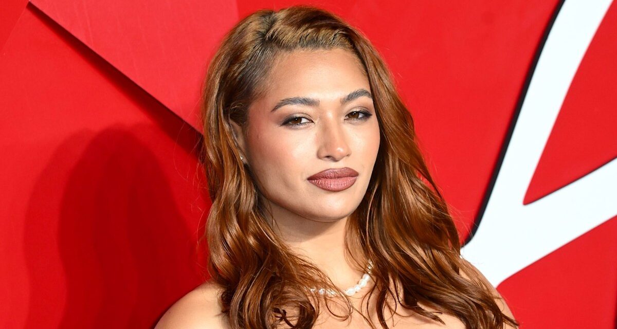 Vanessa White annonce qu&rsquo;elle est enceinte et fiancée tandis que ses camarades du groupe The Saturdays la félicitent
