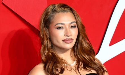 Vanessa White annonce qu&rsquo;elle est enceinte et fiancée tandis que ses camarades du groupe The Saturdays la félicitent