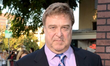 John Goodman a des fans qui font une double-prise avec une nouvelle apparence méconnaissable après une perte de poids de 200 livres