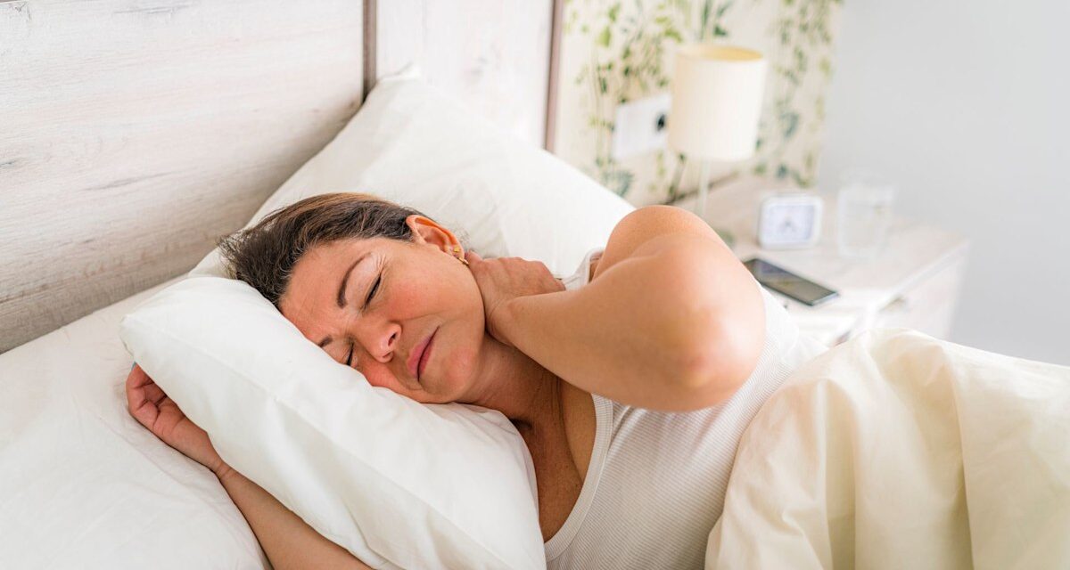 Les experts révèlent les meilleures (et les pires) positions de sommeil pour les maux de dos