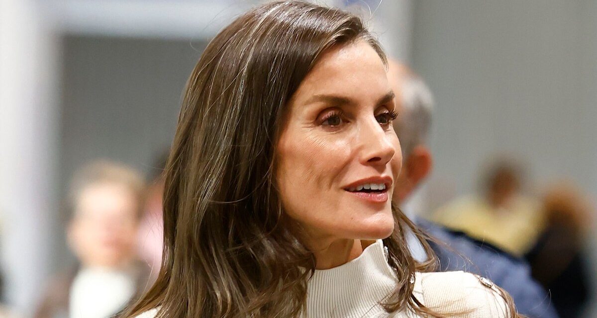 Queen Letizia est notre inspiration de style automne 2025 avec la veste et les pantalons évasés Mango les plus cool