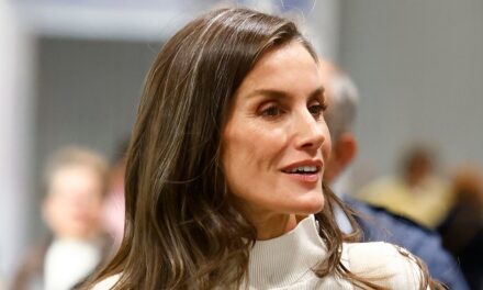 Queen Letizia est notre inspiration de style automne 2025 avec la veste et les pantalons évasés Mango les plus cool